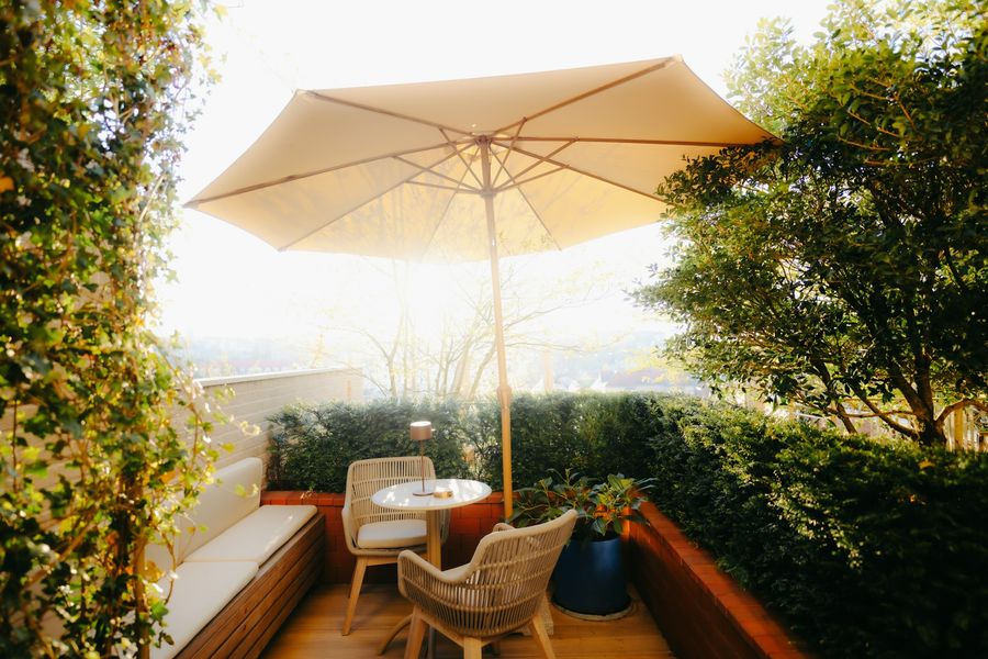 Terrasse mit Sonnenschirm und Pflanzen